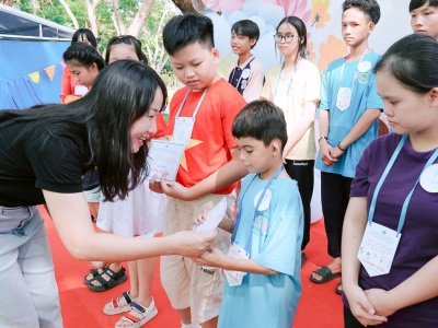 ACDC trao 17 suất học bổng cho trẻ em có hoàn cảnh đặc biệt tại thành phố Huế